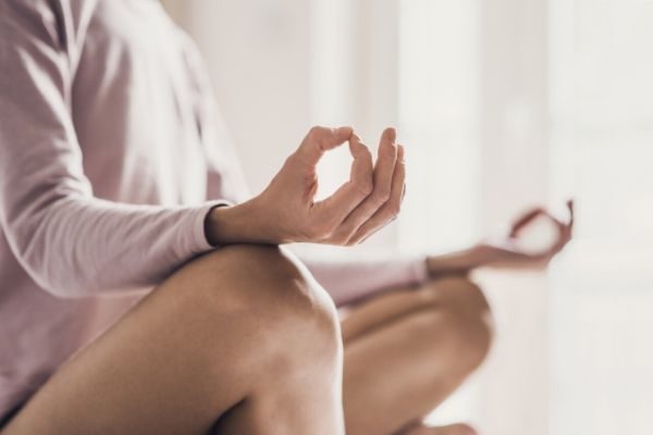 how to meditate for beginners at home, easy basic tips