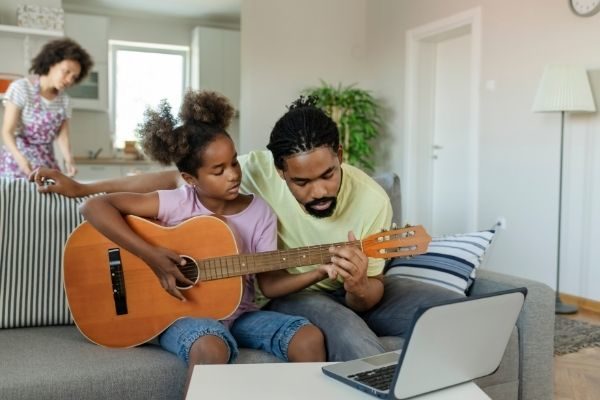 dad teaching daughter guitar, hands-on growth mindset for kids