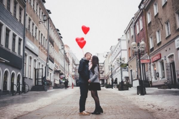 go on new adventures for your romantic couple goals: couple in a new city