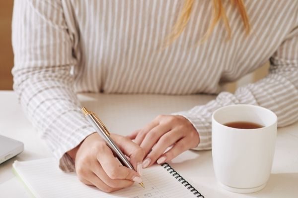 woman journaling her powerful daily anxiety affirmations