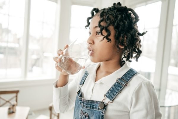 Child drinking water: healthy things to do for kids
