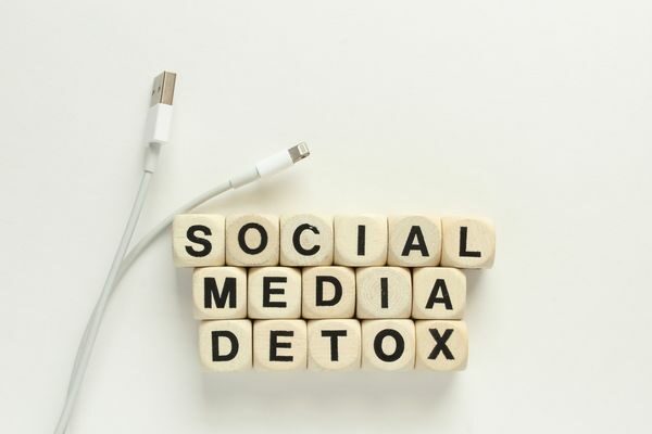 social media detox: how to get a glow up in 30 days