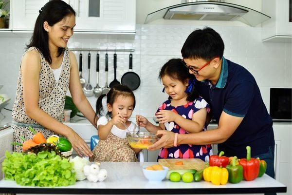 parents and kids eating healthy