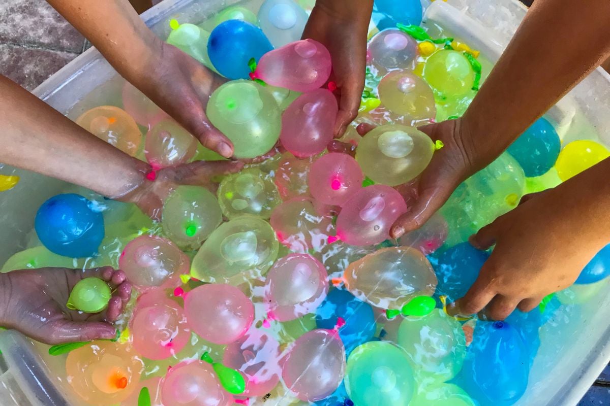 summer party games for teens; outdoor; water balloons